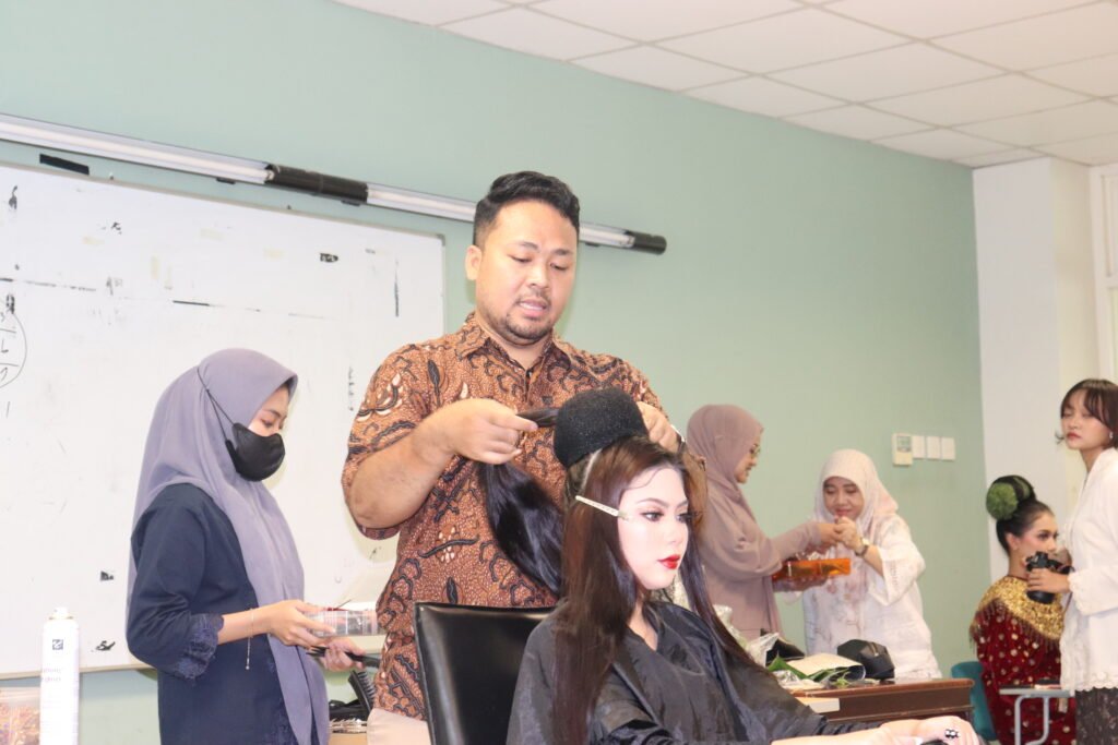 Membuka Cakrawala Kecantikan di Kampus Negeri : Study Visit Inspiratif Siswa Gayatri Beauty Academy ke UNJ